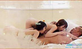 Pieprzę japońską laskę w ciasnych pończochach, jej nogi owinięte wokół mnie vol 55