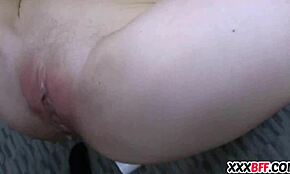 Putitas lesbianas pequeñas aguantan castigo hardcore en garaje POV.