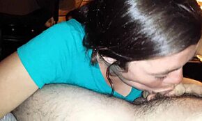 Amatör hatun ıslak oral yapıp her damlayı yutuyor