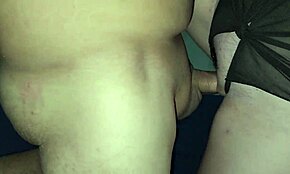 Ik trek de slipjes van mijn stiefzus uit en laat haar luid kreunen in Desi XXX Video Deel 2