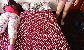 老婆睡着时和邻居偷情