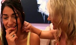 MILF ve genç 18+ kız birlikte lezbiyen eğlence keşfediyor.