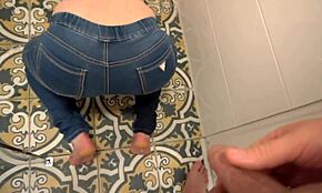 Milf desesperada mija na calça antes dele molhar a bunda dela