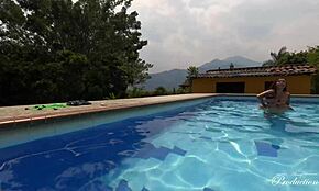 Plávam nahý v bazéne, zviedam nevlastného bratranca, šukám ho