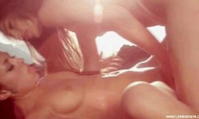 Dua Lesbian Panas Bersatu dengan Strapon