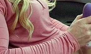 Horúca milf si masturbuje dildom vo svojom aute verejne