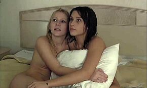 Duas melhores amigas quentes se despindo nuas juntas na câmera por diversão