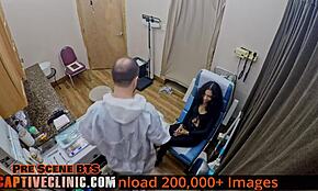 مواطن أمريكي يخضع لفحص فتيش قاسي من طبيب تامبا