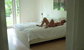 Nevlastný brat tvrdo šuká tínedžerskú sestru v tesnom zadku pre divoké potešenie.