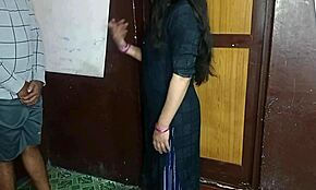 Слуга пойман за подглядыванием за госпожой, переодевающейся