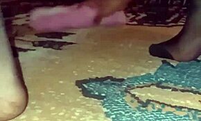 Любопитен към зряла турска жена в найлонови чорапи, която върши домакинска работа наведена?