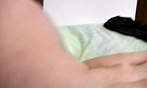 Apabila Elena berbaring di katil, pepek kawan perempuannya kena tebuk keras