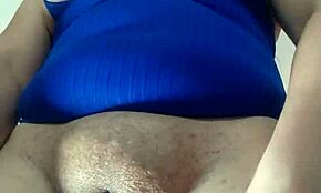 Неверна жена мастурбира за мужевљеве пријатеље