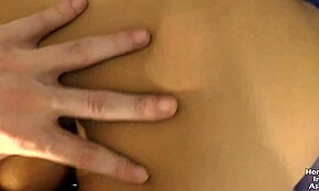 야, 이 호른 태국 베이비가 딕과 버트플러그 받아?