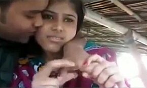 अरे, देखना चाहते हो दो कॉलेज कपल्स हट में वाइल्ड होते हुए? ग्रुप सेक्स मज़ा