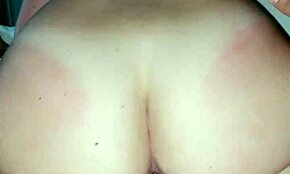 Ragazza bianca cavalca cazzo grosso in cowgirl! Culo bagnato che rimbalza durante divertimento casalingo vacanza.