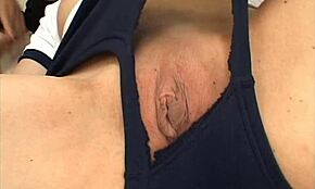 สาวญี่ปุ่นอาเจียนควยใหญ่สองด้ามก่อนโดนเย็ดป่า