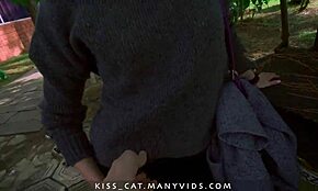 Babe 18 memamerkan tetas dengan close up pepek di central park