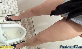 日本18岁少女户外蹲着尿尿