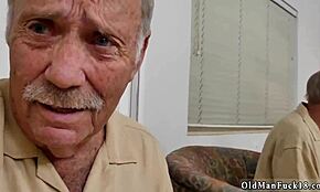 Ebony Amadora Glenn Termina com Sessão de Foda Facial Hardcore