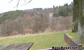 Euro twink dostáva bareback vonku s detailnými zábermi! 😜