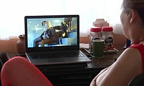 Torej, moja lepa latinska žena se ne more nehati dotikati gledajoč hardcore porno z velikimi kurci