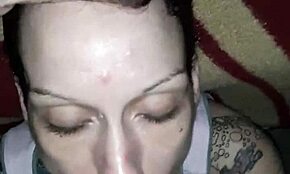 Femme maigre s'étouffe sur grosse bite