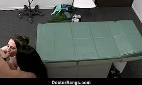 Mann, jeg er sjokkert! Den perve legen og sykepleieren knuller en 18+ pasient på klinikken!