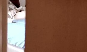 Špijuniram mladu 18+ pastorku kako se žestoko masturbira u spavaćoj sobi s intenzivnim vrhuncem