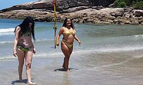 파티 범범과 여친이 해변 휴가에서 즐겨