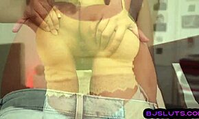 عاهرة هاوية 21 سنة تمص زب صديقها في منظور قريب