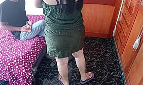 Follando con mi amigo gay a escondidas de mi esposo: mostrando ropa interior y recibiendo una follada intensa aunque no le gusten las mujeres