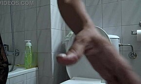 Madrastra francesa ansía sexo pervertido en baño con hijastro