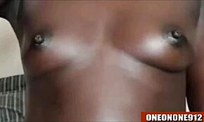 أنا مهووسة بعرض صدري الصغير الناعم ومؤخرتي الكبيرة الطرية للمتعة الشرجية