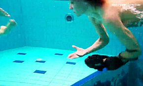 Hey Avenna, Nina Mohnatka und Marketa, wollt ihr nackt im Pool schwimmen?