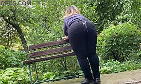射满这个公园里穿牛仔裤的大屁股熟女！多么变态的户外秀！