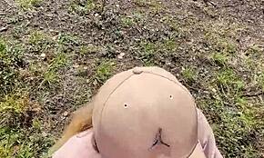 Verejný šuk s dievčaťom s tučným zadkom na turistickej ceste