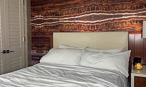 Smagfuld nyder stor pik med venner