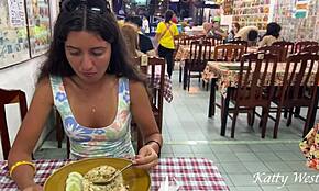 Katty bljeska pičku u javnosti u azijskom kafeu dok jede ručak bez gaća.
