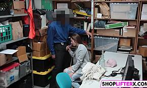 مراهقة تسرق في المتجر تنتقل إلى الغرفة الخلفية للعقاب