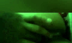 La mia ragazza latina si sta solo casualmente toccando, mostrando le sue grosse tette.