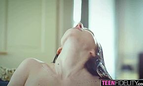 Wow, ta czeska nastolatka 18+ rozkłada cipkę na sofie, gorąco! Nie mogę oderwać oczu 🔥