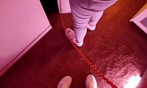 Vått och horigt par utforskar kinky fantasier i hemmagjord comic-scen