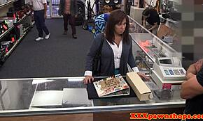 Érett Pawnee-t keményen fúrja az izgatott zálogházas rejtett kamera akcióban.