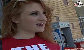 Hei, katso tätä tatuoitua punapäistä teinityttöä 18+ poimimassa isoa mustaa kyrpää kadulla 😏