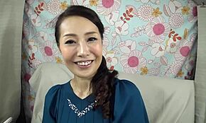 嘿，看这可爱亚洲老婆在手机上玩骚游戏