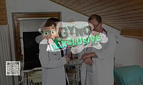 Suloinen 18-vuotias blonde Vanessa Queen pakotetaan klimaksiin gynekologituolissa kammottavien lääkärien toimesta