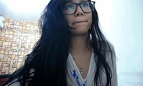 Ugh, gue berantakan... cewek Latina cam girl berkacamata main solo dengan mainan