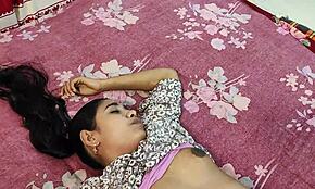 हॉट बंगाली गर्लफ्रेंड घरेलू XXX क्लिप में चिढ़ाती है