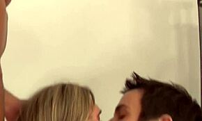 Евроски твинк пробушен у DP, лиже дупе у дивљој групној авантури са бербек акцијом